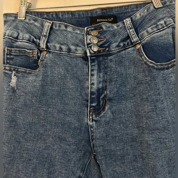 Between Us woman’s cropped stretch jeans. - Picture 3 of 4